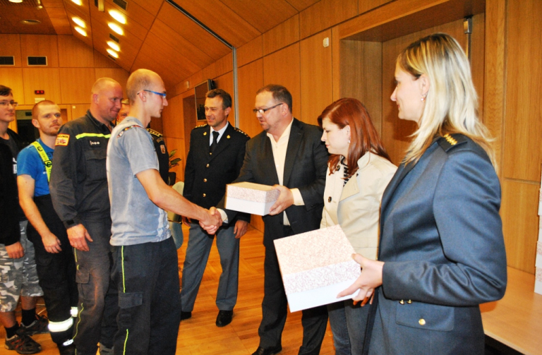 Ceny předávali zleva ředitel HZS LK R. Hlinovský, ředitel KÚ LK R. Havlík, aamerická atašé Sherry Keneson-Hall